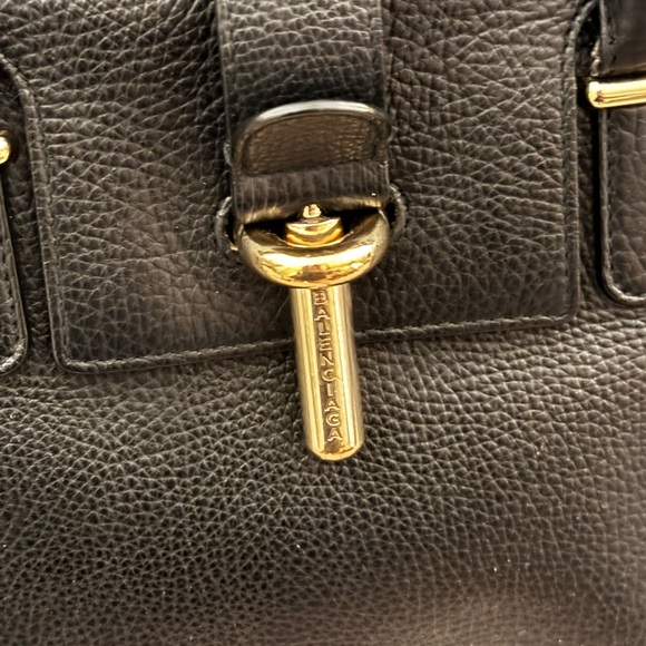 Balenciaga tube round bag in black leather - Picture 3 of 13